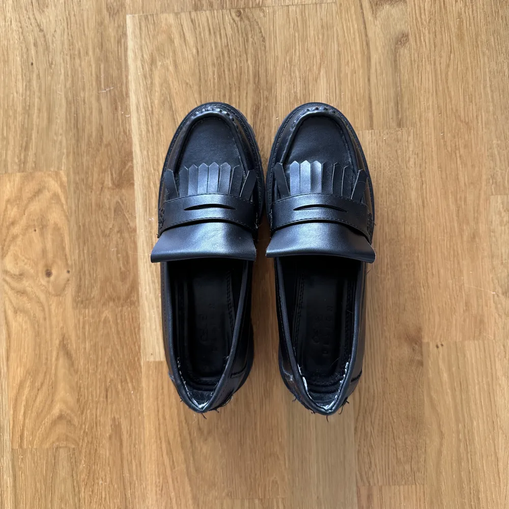 Svarta loafers från asos. Storlek 38.  Fint skick.. Skor.