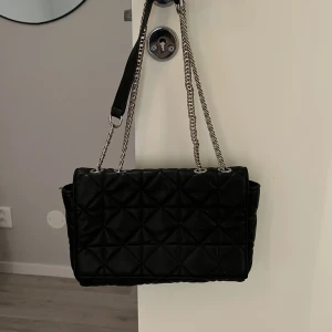 Fin svart väska - Säljer en fin svart väska från NA-KD. Väskan är använd men utan anmärkning. 