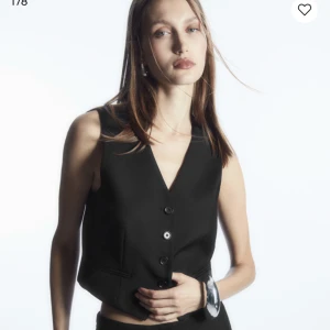 Cos väst topp - Älskar denna topp men kommer tyvärr inte till användning. Så himla tråkigt då den är helt ny - aldrig använd💗 Nypris 1100kr!