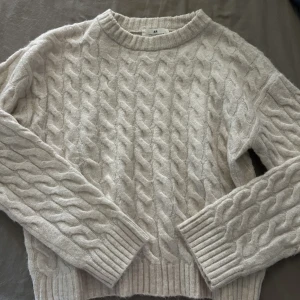 Söt stickad  - Stickat tröja från hm använd 1 gång slutsåld 