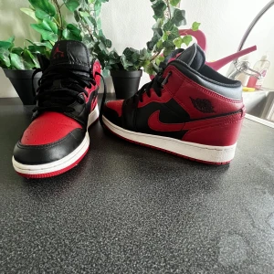 Jordan 1 air mid - Fina Jordan 1 air mid storlek 39 använda 2-3 ggr då dottern bröt foten på fotbollen o sedan dess kan hon ej ha dessa . Du det gör ont på hennes ärr . Jätte fina