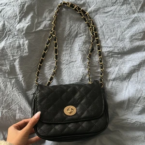 Väska - Snygg och elegant väska som du både kan ha på två olika sätt🖤