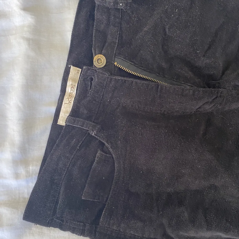 Svarta manchesterbyxor köpta secondhand💕raka i modellen och passar mig som har storlek 36-38.. Jeans & Byxor.
