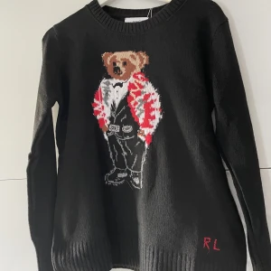 Ralph lauren bear - Stickad Ralph lauren tröja, passa inte mig tyvärr annars hade jag använt den. Väldigt bra material! Jag köpte den av någon på insta men inget o ha om den inte passar. Köpte för 1000 så tänker att pris kan diskuteras runt 1000 Skick 10/10