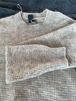 Säljer denna stickade tröja från Lindex. Inte använd mycket så väldigt fint skick. Storleken är xs.😊