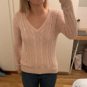 Ralph Lauren tröja - Super fin ljusrosa kabelstickad Ralph Lauren tröja. I superbra skick som tyvärr inte kommer till så mycket användning.