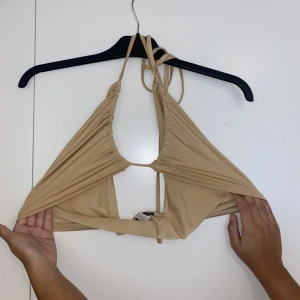 Beige festtopp - En festtopp i svalt och härligt material, croppad 💜