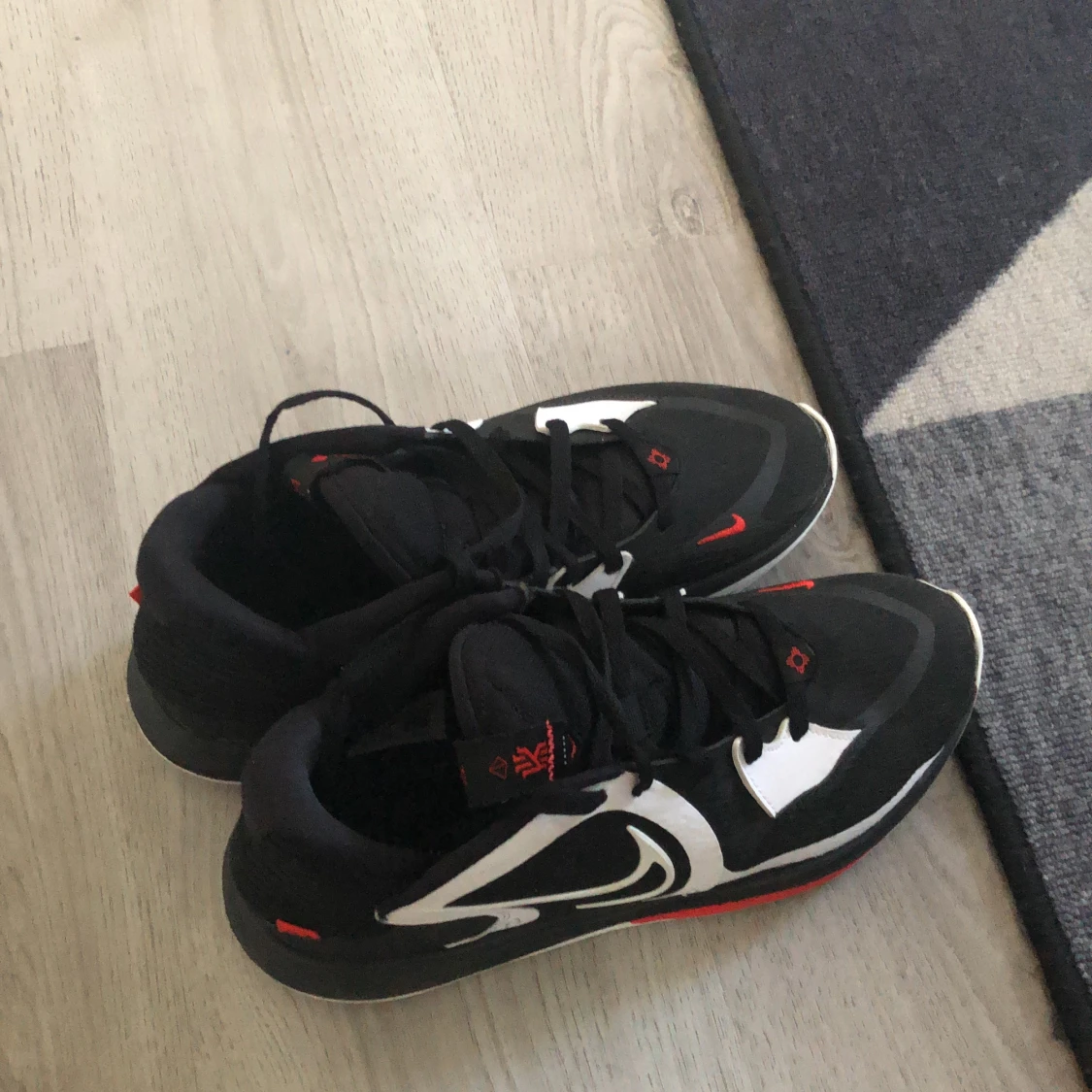 Kyrie Irving low 5