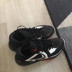 Kyrie Irving low 5 - Jag köpte det två manader sen men det är för lie mig pris kan diskuteras 