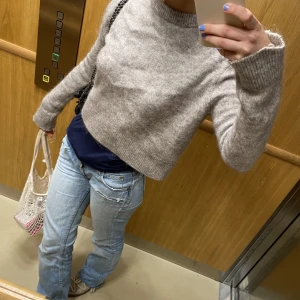 H&m ull tröja - Kommer inte till använding! Trendig just nu! Ärmarna var långa innan så klippte till de en gnutta: syns knappt, annars kan ja skicka fler bilder❤️