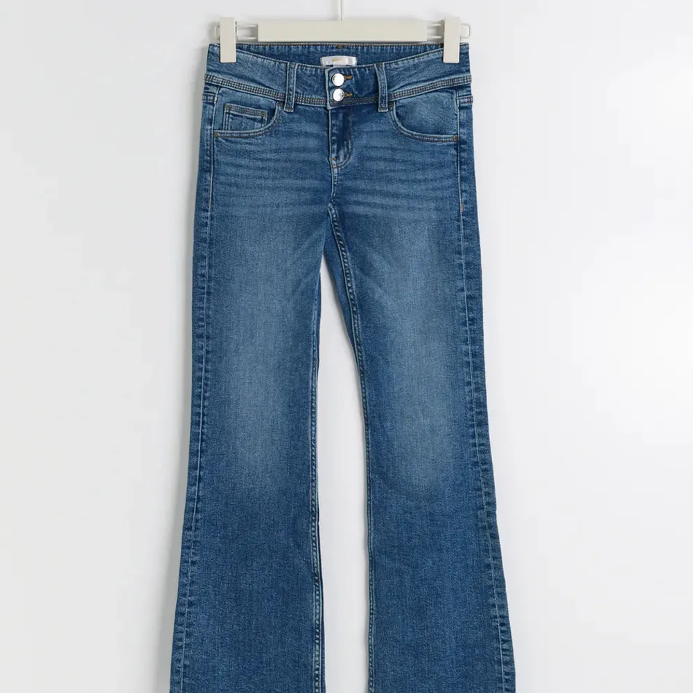 Säljer superfina och väldigt populära jeans från Gina med fickor där bak. Strl 164, passar mig som har 32/34. Kontakta mig för egna bilder💓. Jeans & Byxor.