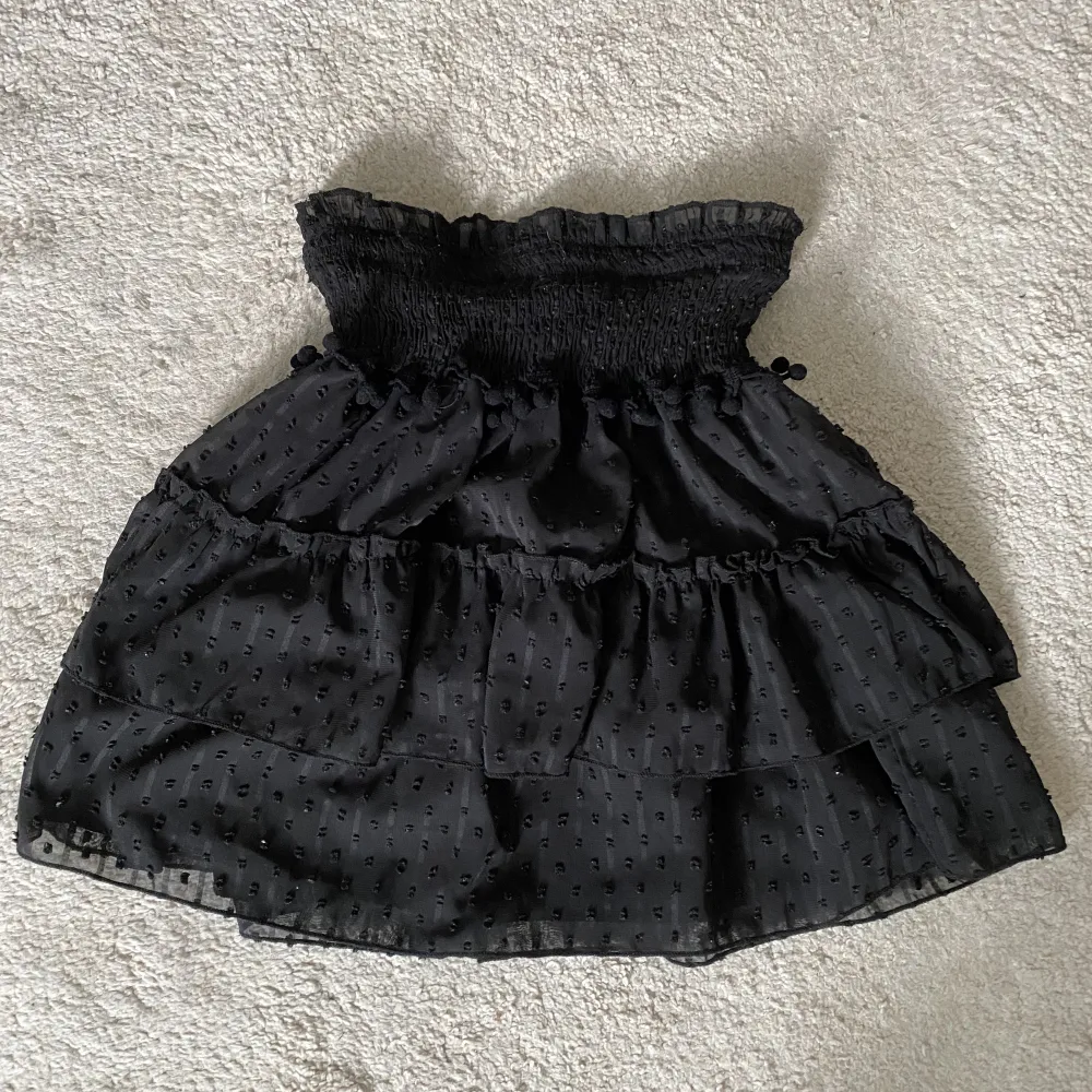 Super snygg kjol som även kan användas som en topp. Säljer då den inte kommit till användning💕. Kjolar.