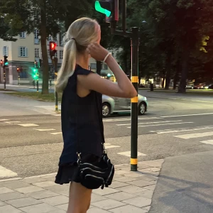 Väska - Säljer denna väska från ginatricot I fint skick 💓 kommer med två stycken olika band man kan skifta mellan! Finns flera fack i den och är väldigt rymlig. Båda bilderna är mina och där ser man det andra bandet som tillkommer! 💓