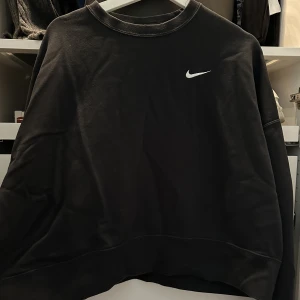 Nike tröja - Tjock långärmad nike tröja som sitter lite oversize, storlek L