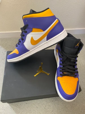 Jordan - Hej!😁 säljer ett par air Jordan 1 för de har blivit för små. Ny pris- 1700. Endast använda 4-5 gånger och är i utmärkt skick! P.S är öppen för bud😊