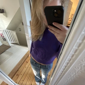Lila tröja - Fin lila typ crewneck. Storleken är XXL men den blev krympt i tvätten så passar numera Xs/S💜 TRYCK EJ PÅ KÖP NU HÖR AV DIG VID INTRESSE 