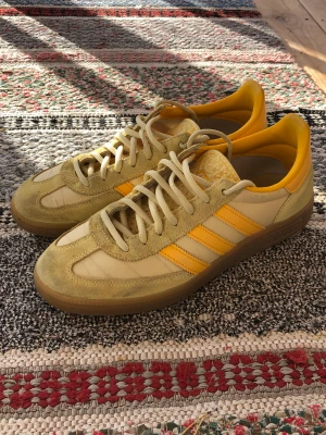 Gula Adidas spezial - Assnygga gula spezials!! Har tecken på användning, är lite skitiga samt har några veck på ”tådelen”. Men annars toppen skick, har bara använts typ max tio gånger. Säljer då de är för smala för min fot (😭)  Använd gärna köp nu men skriv till mig innan ❗️