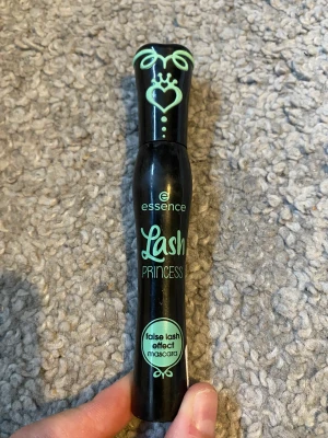 Mascara  - Använt bara en gång. Har rensat mitt rum så finns massa saker i min profil!💕