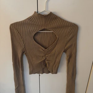 Topp från zara - Jättefin topp som jag gärna hade behållit men den är tyvärr för liten. Hoppas nån annan får mer användning av den än vad jag har fått 