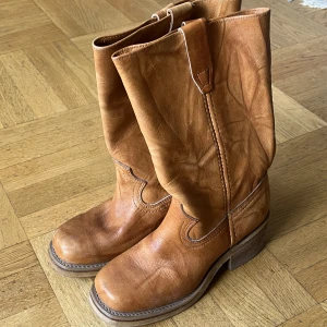 Läderstövlar - Otroliga bruna läderstövlar, säljer endast pga för små:( 