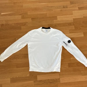 C.P. Company tröja - ❗️Säljer min C.P. Company tröja i fint skick❗️Säljer då är för liten för mig.  Finns två små fläckar på som knappt syns (Skriv för bild) Skick: 7/10 Nypris 2200kr