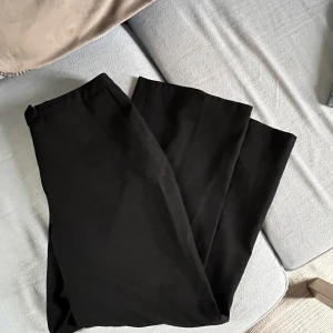 Kostymbyxor  - Svarta kostymbyxor köpa secondhand. Använts flitigt och älskar men blivit för små! Fortfarande bra kvalitet och dina. Sitter midwaisted och lite korta i benen men bra för mig som är 167cm🥰