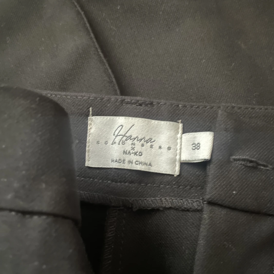 KOSTYMBYXA MED SYDDA PRESSVECK  - 90