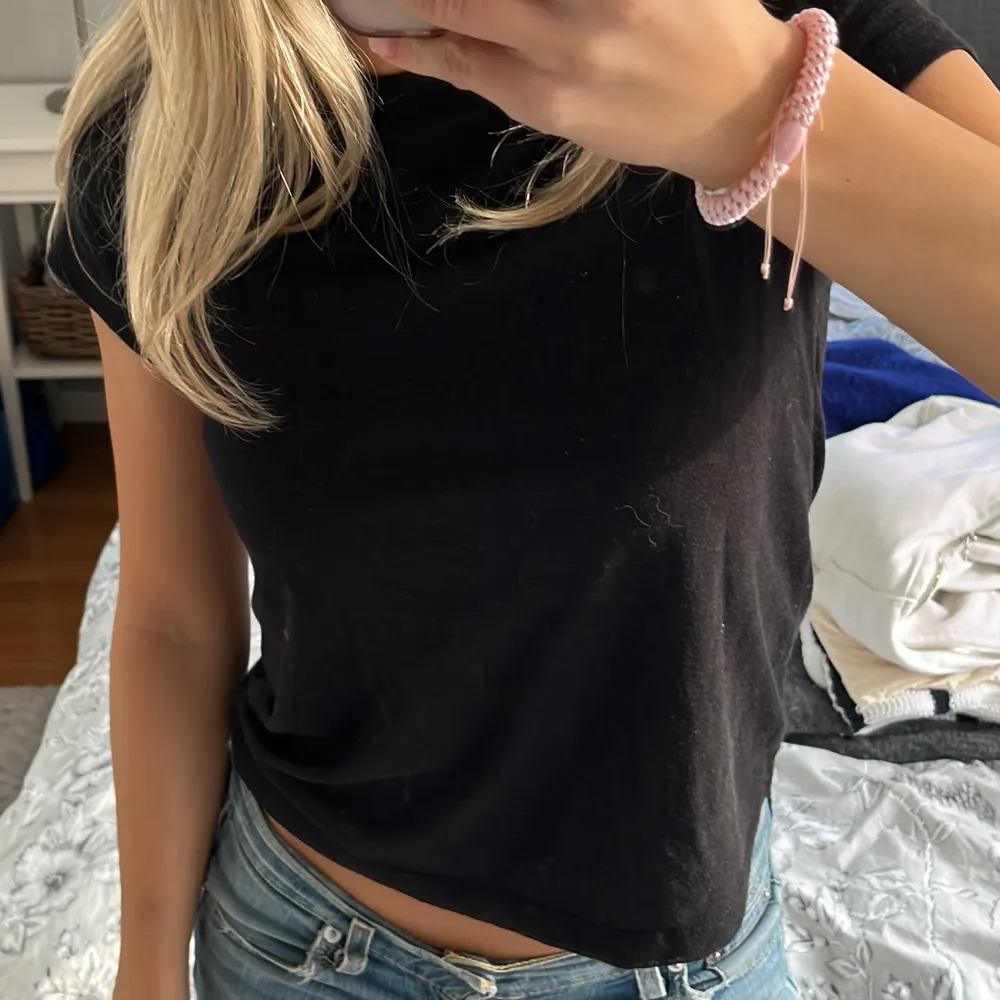 Basic svart t-shirt från Bikbok i stl xs!💘. T-shirts.