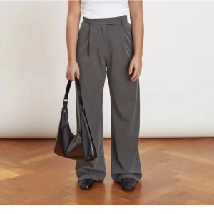 Djerf avenue suit pant - Grå suit pant i oversized look från djerf avenue med prislappen kvar. Nypris 1599 kr. Säljer för 1300 kr. Storlek xs