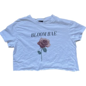 T-shirt - Bra skick men kommer inte till användning längre tyvärr. Säljer mycket kläder nu då jag rensar min garderob🤍✨⭐️