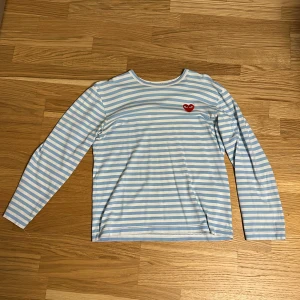 COMME DES GARÇONS PLAY longsleeve strl M - COMME DES GARÇONS PLAY LONGSLEEVE storlek M, bra skick!