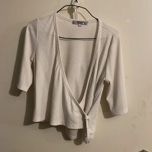 Vit omlott tshirt - Vit omlott t-shirt köpt i Thailand. Storlek S.