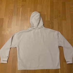 calvin klein tröja - Calvin Klein hoodie beige nyskick