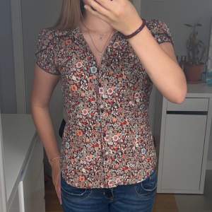 Säljer denna blommiga blus, går att knäppa upp. Inga defekter, köpare står för frakt💗