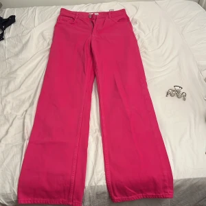 Rosa straight fit Jeans - Rosa straight fit/lite pös jeans från Zara! Använda en gång då jag råkade paja dragkedjan och jag aldrig orkade fixa det…😅