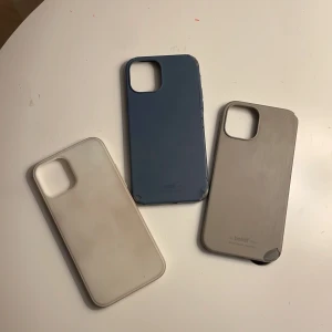 iPhone 12 skal - Säljer dessa iPhoneskal till 12 och 12 pro. Dessa har lite defekter som ni kan se så därför billigt pris! Det vita skalet är inte sönder, bara lite smutsigt😌📲💙