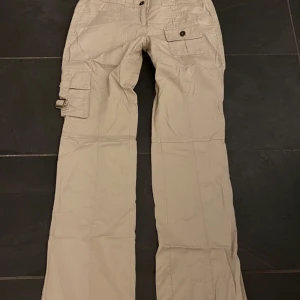 Beiga cargobyxor  - Beiga cargobyxor. Använda fåtal gånger. Strl S
