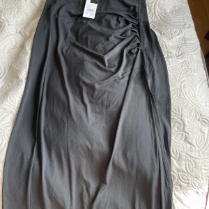 Svart kjol - Svart lång kjol, ny med prislapp 