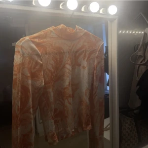 Topp - Melerad topp från Nelly, meshliknande stretchigt material