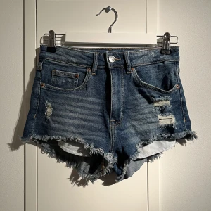 H&M divided håliga jeansshorts  - H&M divided håliga jeansshorts. Sitter snyggt på och är stretchiga. 