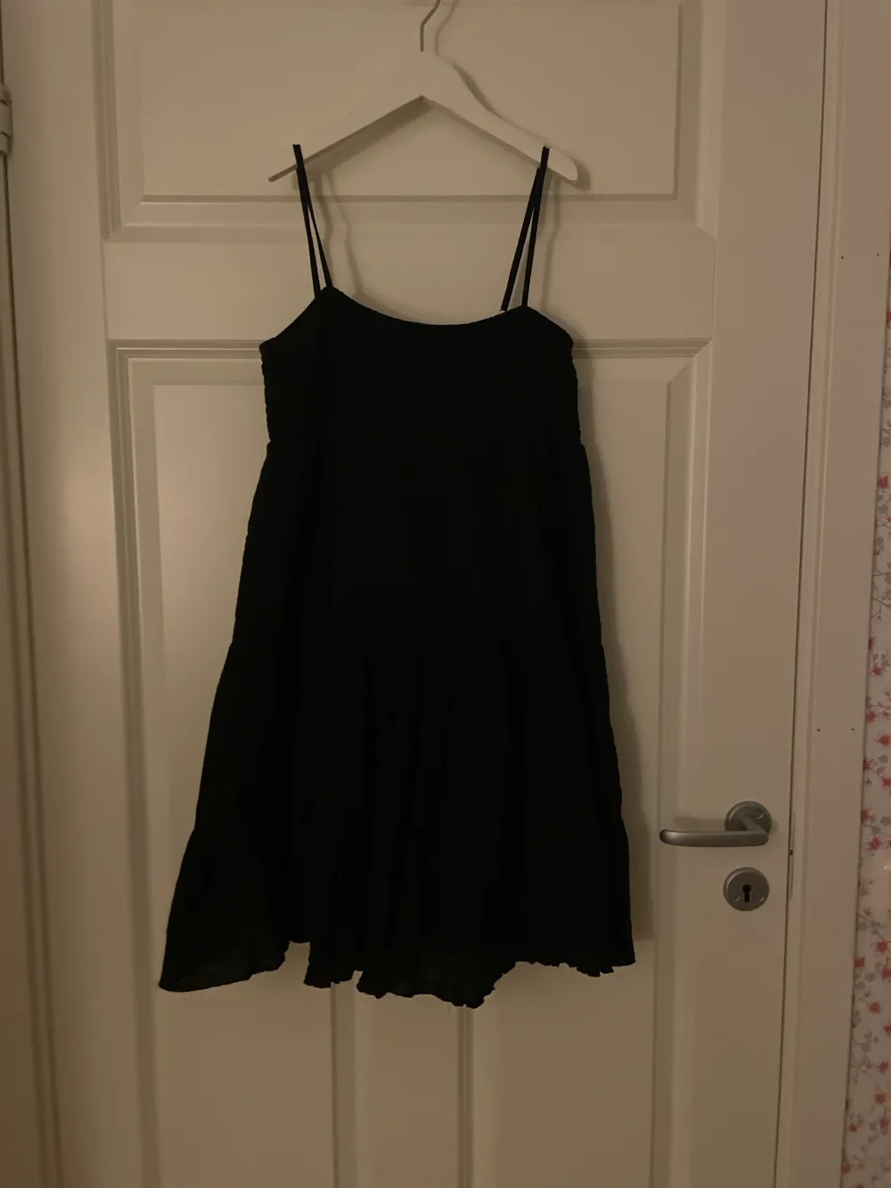En svart linne klänning som jag aldrig använt men köpte den för ungefär 1 år sedan. Normal i storleken . Klänningar.