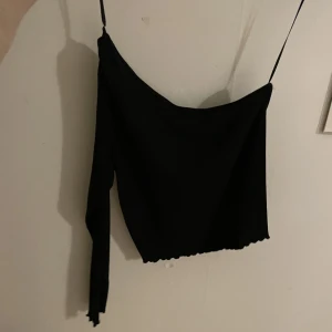 Svart tröja med en arm - Bra skick men kommer tyvärr inte till användning 🤍⭐️🌟