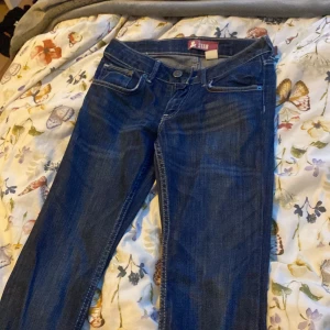 Lågmidjade bootcut jeans  - Säljer dessa för de är för små för mig. funkar till Xxs till S