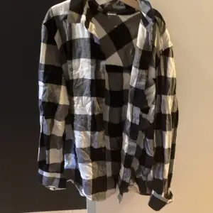 En svartvit rutig skjorta från H&M. Säljer för att den inte används 