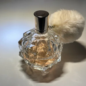 Arians grande parfym ARI - Säljer min ARI parfym 100ml, ord pris 599kr är nästan halva kvar så säljer för 250kr 