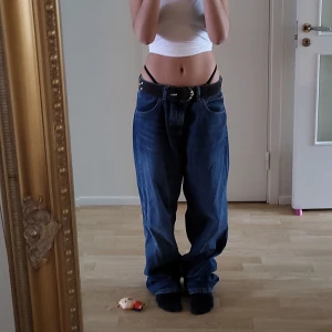 Baggy jeans - Storlek L men jag köpte dom för att dom skulle vara oversize så passar alla storlekar så länge man har bälte, använda ett fåtal gånger och i relativ bra skick❤💞💞