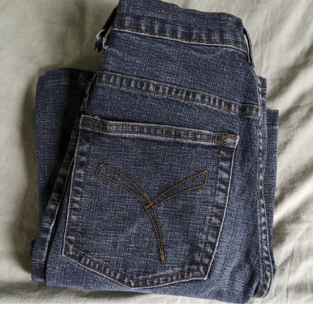 Säljer dessa jeans då de inte passar mig ⭐ de har defekter (se bild 3) därav priset ⭐. Jeans & Byxor.