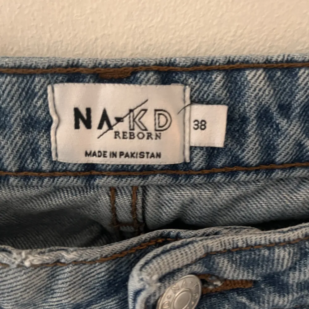 Blå jeans från NA-KD. Byxorna är i strl 38 och är sparsamt använda.   Skriv för fler bilder!😊. Jeans & Byxor.