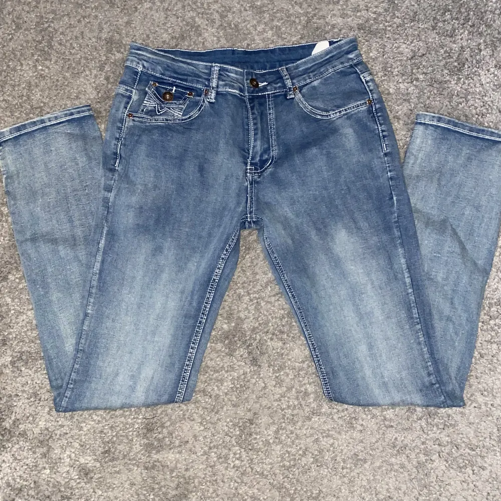 Oanvända straight jeans, endast testade 1 gång. Skriv om flera bilder.. Jeans & Byxor.