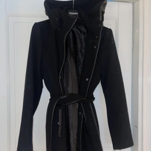 Jacka  - Jacka med huva och skärp runt om midjan. I mycket gott skick 